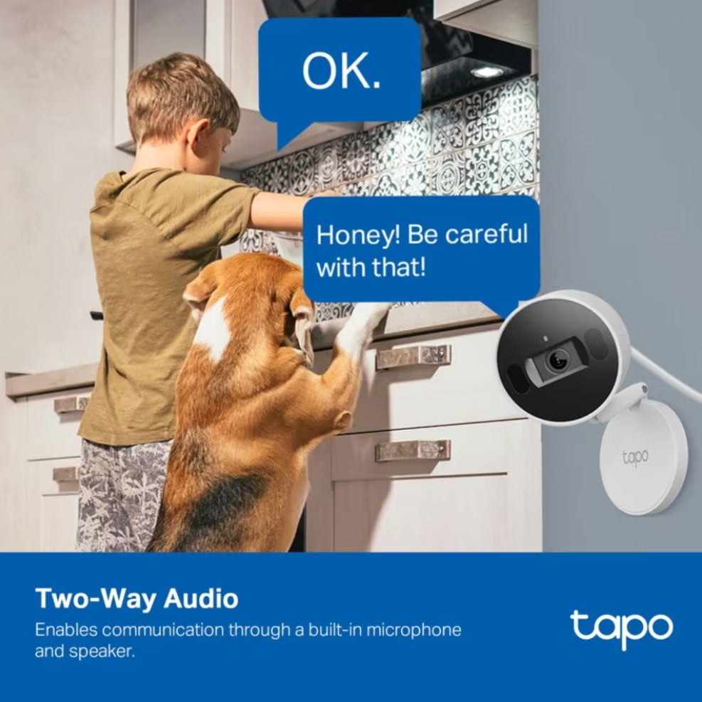 TP-Link Tapo C125 overvågningskamera med Wi-Fi, to-vejs lyd vist som talebobler, set installeret i brug.