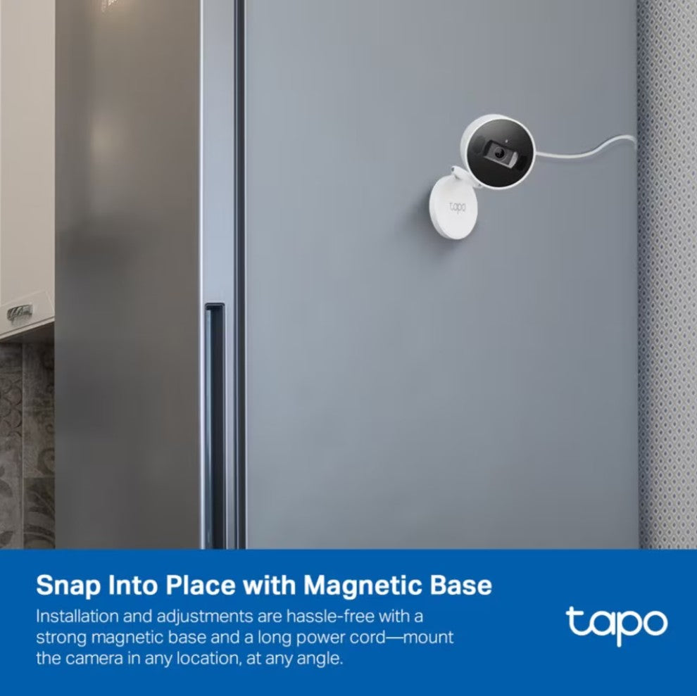 TP-Link Tapo C125 overvågningskamera med Wi-Fi, 2K QHD-opløsning, magnetisk base på grå køleskab.