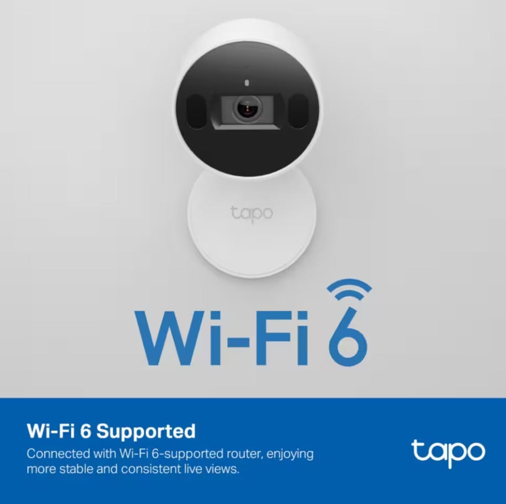 TP-Link Tapo C125 overvågningskamera med Wi-Fi monteret på væg, blå banner med "Wi-Fi 6" og 2K QHD live-visning.