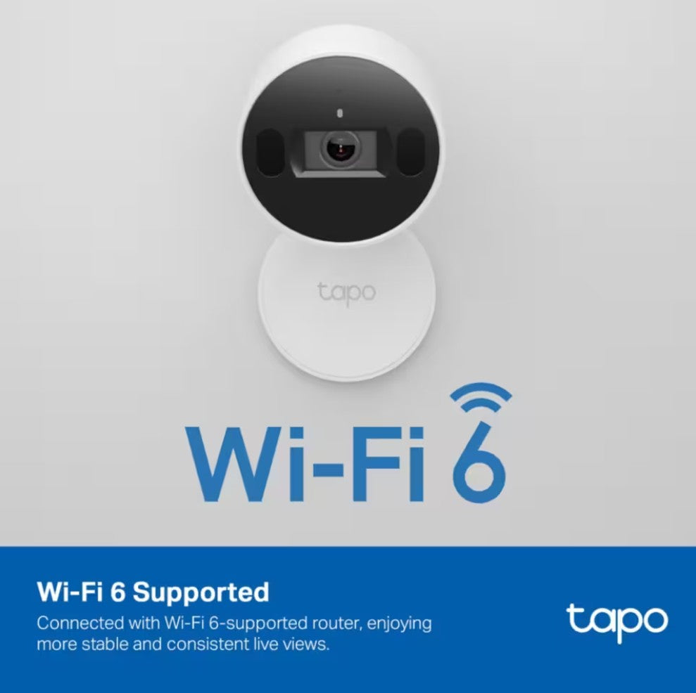 TP-Link Tapo C125 overvågningskamera Wi-Fi, tekst "Wi-Fi 6", Wi-Fi-symbol, blå banner for Wi-Fi 6-support, TP-Link-logo.