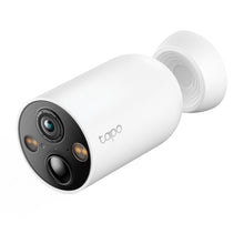 Tapo C425 overvågningskamera hvid cylinder med sort linsefelt, til lys og beslag til indendørs/udendørs brug med farve nattevågning.