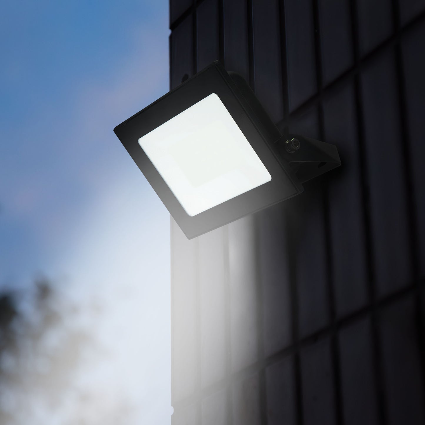 LED-projektør 30 W 3380 lm IP65 monteret på mørk, tekstureret væg, hvidt lys.