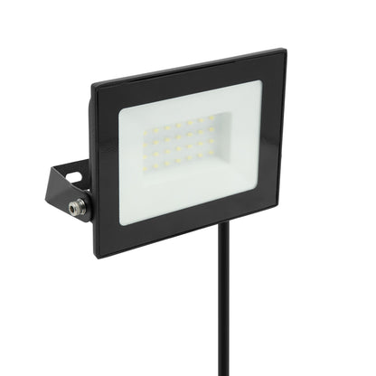 Luxorparts LED-projektør 30 W 3380 lm sort rektangulær IP65 med monteringsbeslag og strømkabel, gitter af LED-pærer foran.