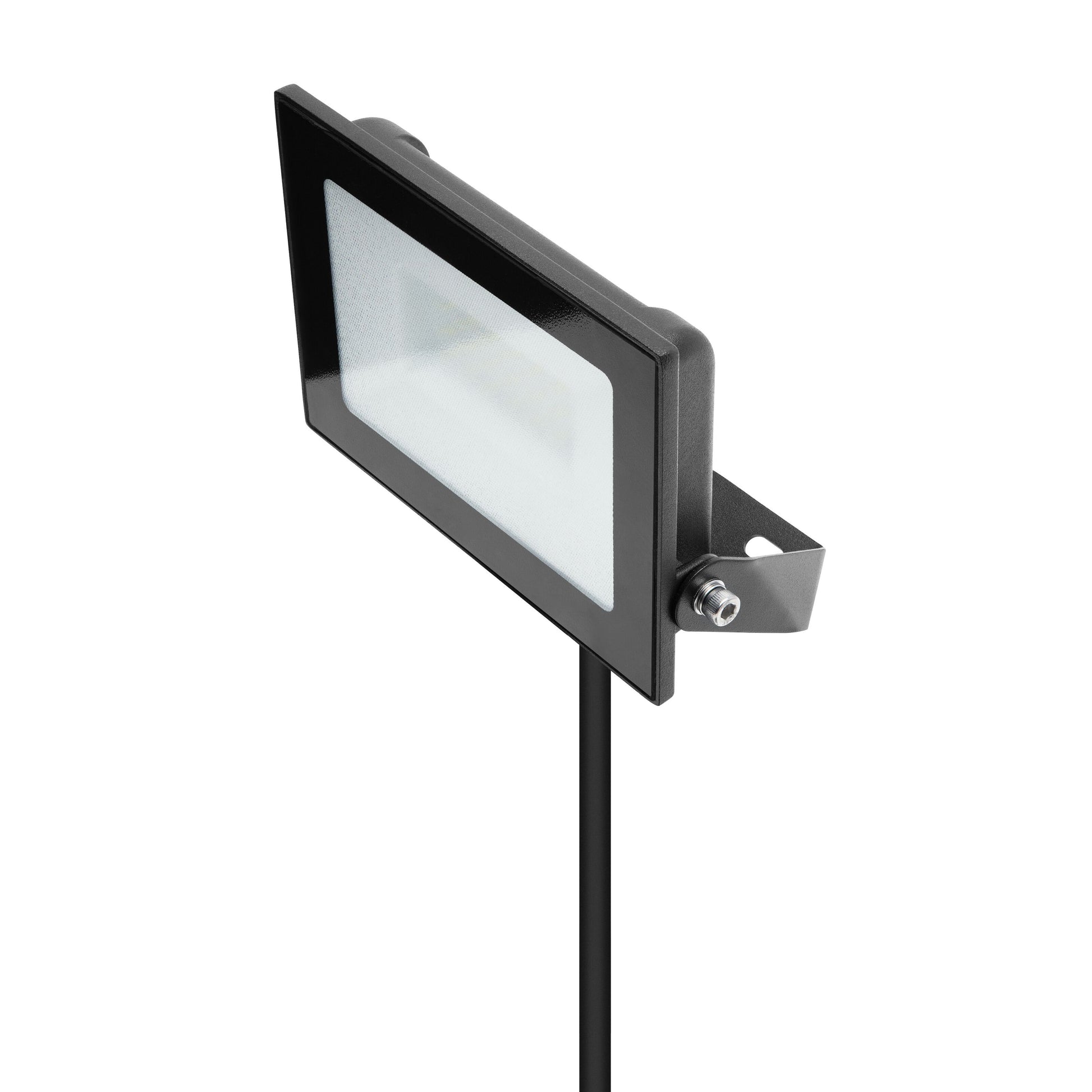Luxorparts LED-projektør 30 W 3380 lm sort rektangulær, monteret på lodret stang, metalbeslag, IP65.
