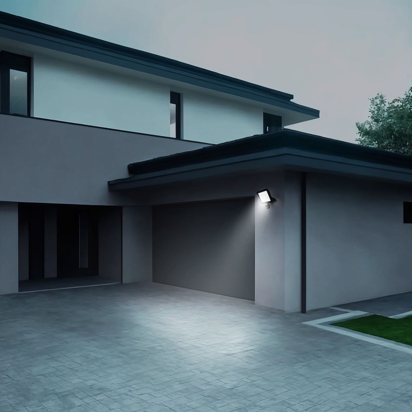 LED-projektør med bevægelsessensor 30W 3380lm IP44, lyser indkørsel og garage på facade, infrarød sensor synlig.