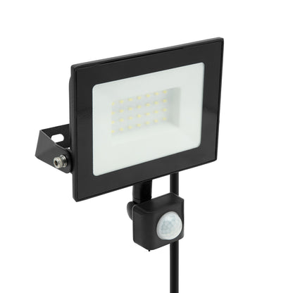 LED-projektør med bevægelsessensor 30 W 3380 lm sort rektangulær med beslag, synlig ledning og IP44 vandtæt design.