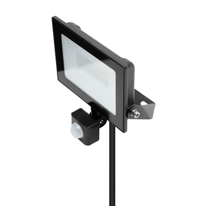 LED-projektør med bevægelsessensor 30 W 3380 lm sort IP44 vandtæt sensor og monteringsbeslag til udendørs brug.