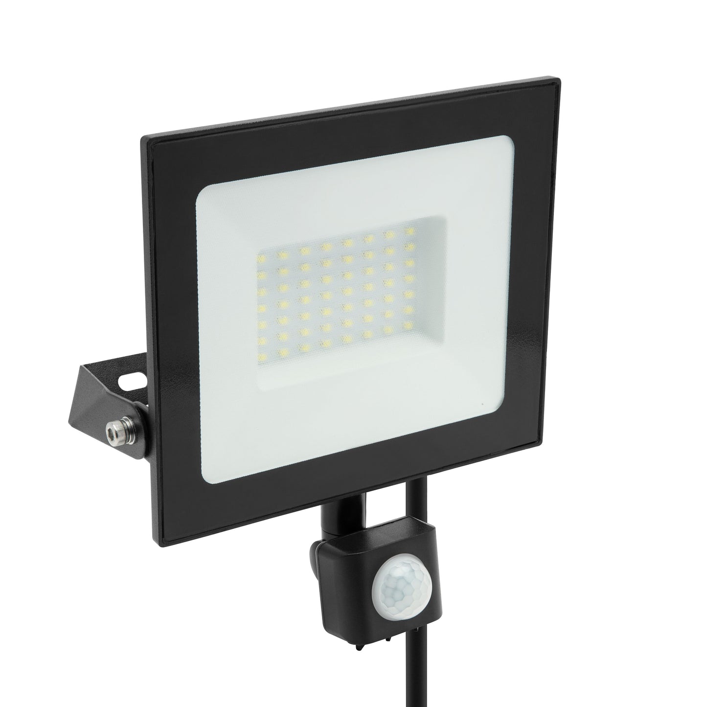 LED-projektør med bevægelsessensor 50 W (5750 lm) sort, rektangulær, monteret på metalbeslag.