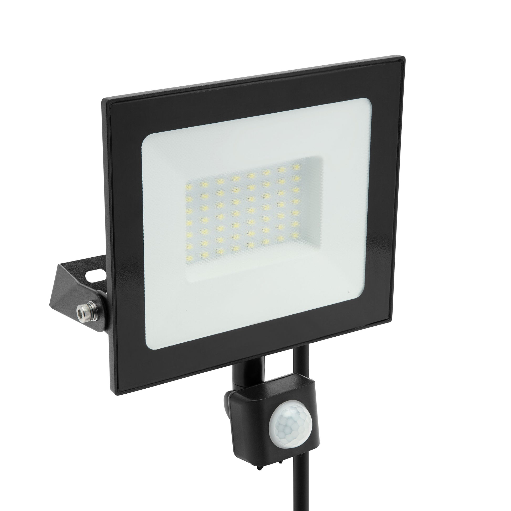 LED-projektør med bevægelsessensor 50 W (5750 lm) sort, rektangulær, monteret på metalbeslag.