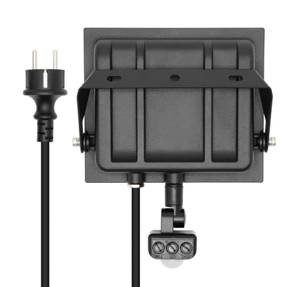 LED-projektør 50 W 5750 lm med bevægelsessensor set bagfra, netledning, stik og justerbart beslag.
