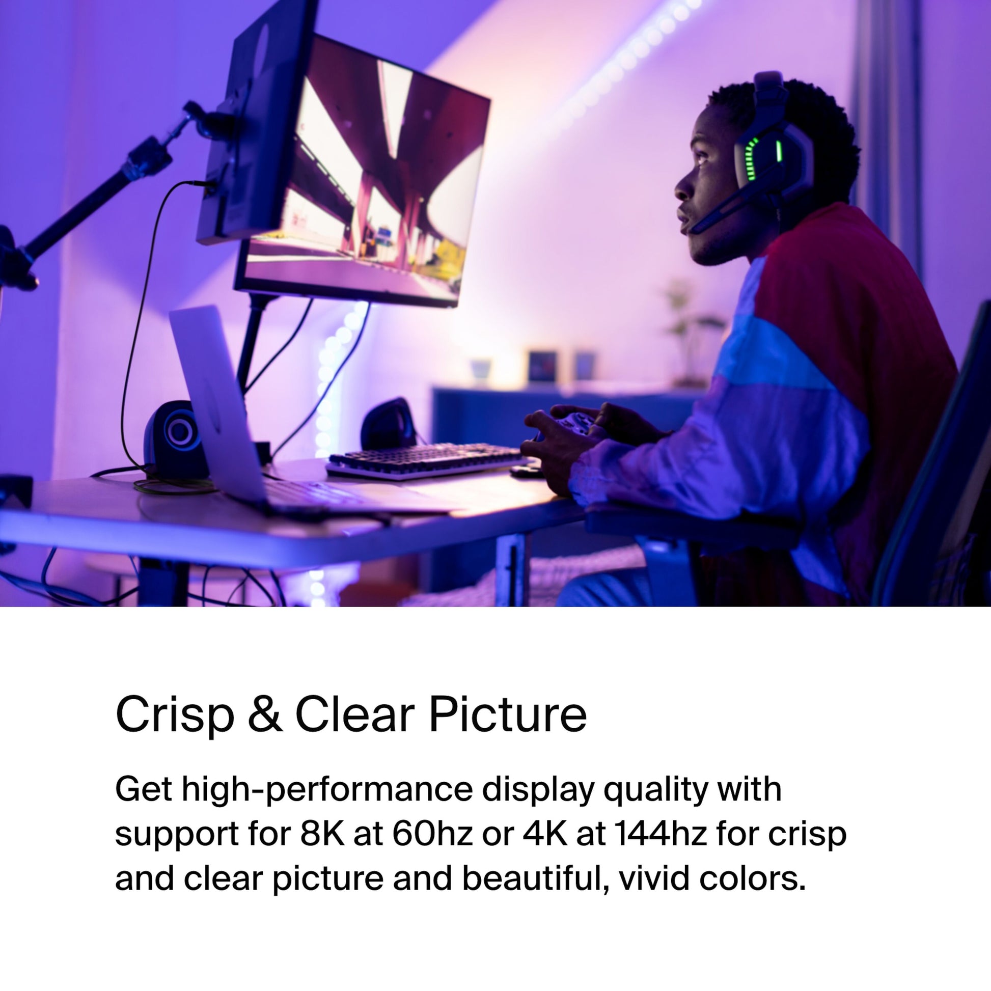 USB-C-kabel til Displayport 8K/60Hz 2 m tilsluttet stor skærm med gaming, synlig tykkelse og tætning på stik.