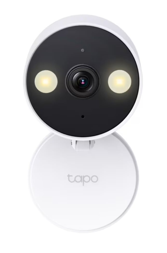 TP-Link Tapo C120 hvidt Wi-Fi sikkerhedskamera med rundt objektiv, til lys på cirkulær base, 2K-opløsning.