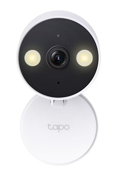 TP-Link Tapo C120 hvidt Wi-Fi sikkerhedskamera med rundt objektiv, til lys på cirkulær base, 2K-opløsning.