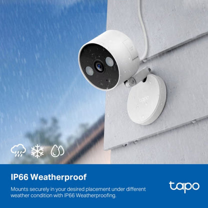 TP-Link Tapo C120 hvidt Wi-Fi sikkerhedskamera udendørs med hvid ledning, IP66 ikon for vejrbeskyttelse, 2K-opløsning.