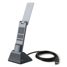 TP-Link Archer TX20UH trådløst USB-netværkskort AX1800 sort/sølv med fod, lang spiralformet USB-kabel, blå LED, ventilation.