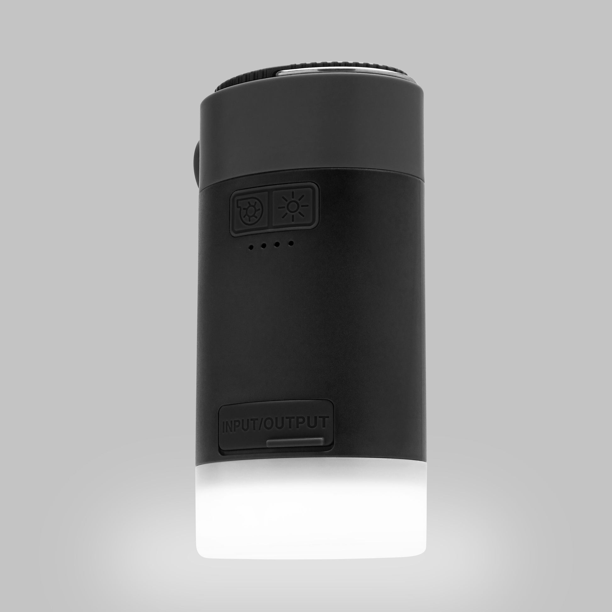 Luxorparts solcellepumpe med lygte og powerbank, sort rektangulær enhed med lysende hvid base, input/output- og lysknapper.