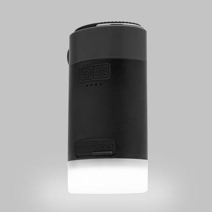 Luxorparts solcellepumpe med lygte og powerbank, sort rektangulær enhed med lysende hvid base, input/output- og lysknapper.