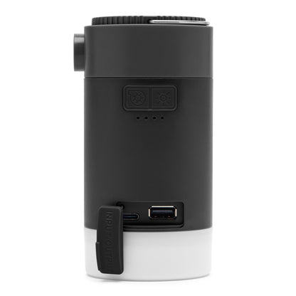 Solcellepumpe med lygte og powerbank, sort cylinder, sol/sky-knapper, USB- og USB-C-port, gummilåg.