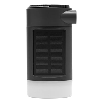 Solcellepumpe med lygte og powerbank, sort, front solpanel, topknap og hvid halvgennemsigtig bund.