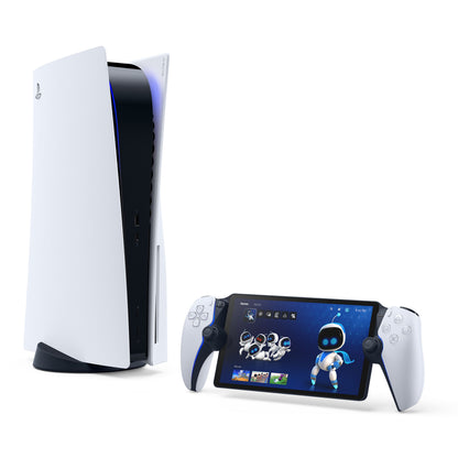 PlayStation 5 vertikalt ved siden af PlayStation Portal Fjernspiller med Astro's Playroom på skærmen og to controllere.