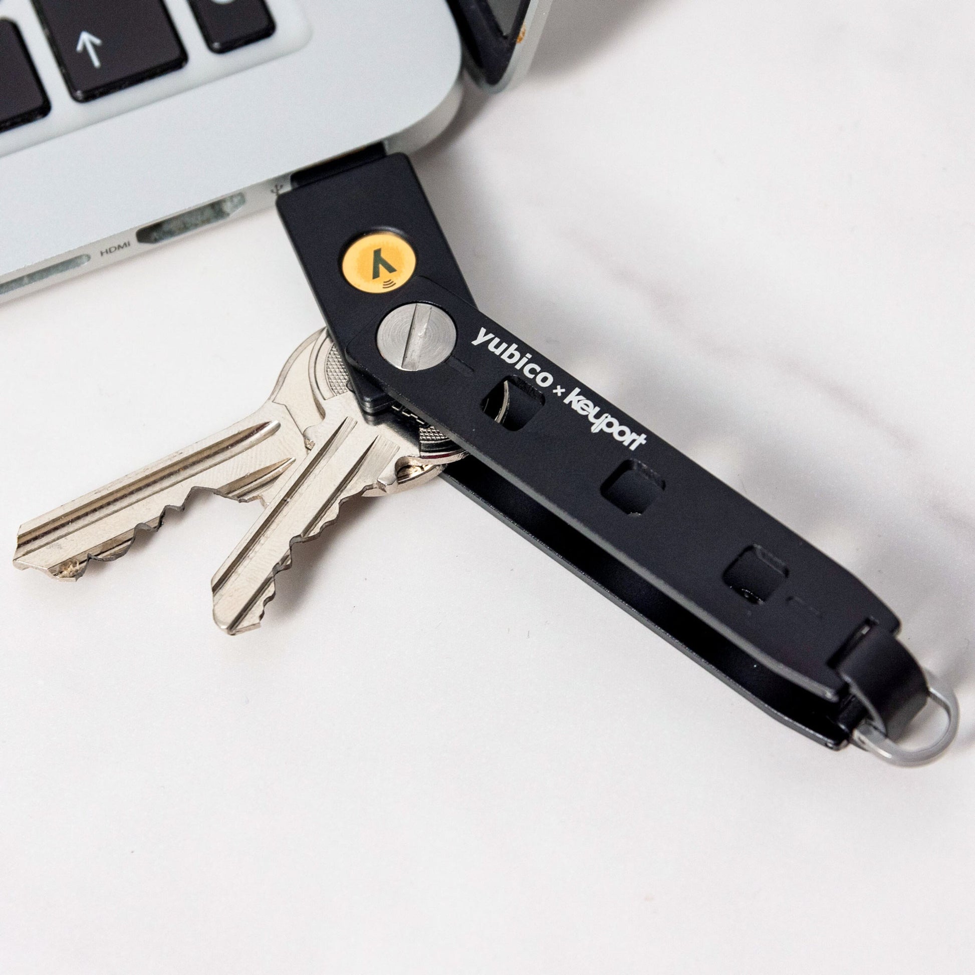 Yubico Sikkerhedsnøgle NFC USB-A sort samt metalnøgler tilsluttet laptop USB-port.