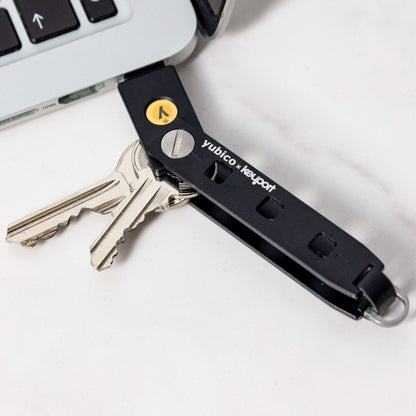 Yubico Sikkerhedsnøgle NFC USB-A sort samt metalnøgler tilsluttet laptop USB-port.