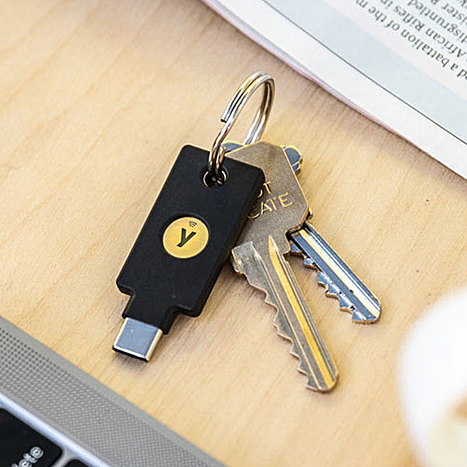 Yubico Sikkerhedsnøgle NFC med USB-C og gult Y-logo på nøglering sammen med to nøgler.