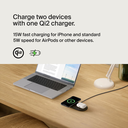 Belkin BoostCharge Pro 2-i-1 Qi2 15W sorterer trådløse opladere til iPhone og AirPods, oplader begge enheder samtidig.
