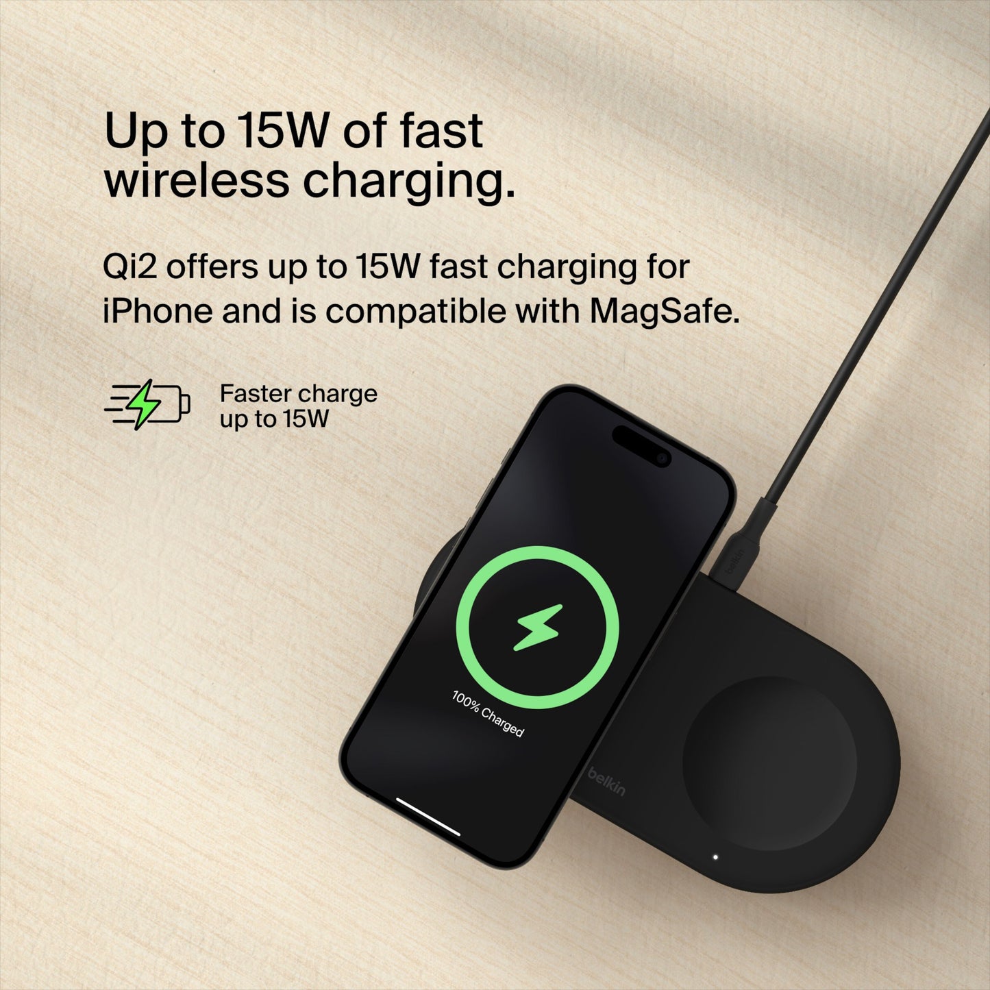 Belkin BoostCharge Pro 2-i-1 Qi2 15W trådløs oplader med MagSafe, vist med smartphone opladet til 100.
