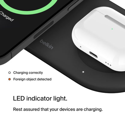 Belkin BoostCharge Pro 2-i-1 Qi2 15W sort, oplader AirPods og smartphone, "Charged" vises på skærmen, fremmedlegeme-advarsel.