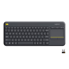 Logitech K400 Plus sort trådløst tastatur med højre touchpad, kompakt layout, gul knap i øverste venstre hjørne, USB-modtager.