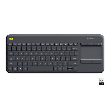 Logitech K400 Plus sort trådløst tastatur med højre touchpad, kompakt layout, gul knap i øverste venstre hjørne, USB-modtager.