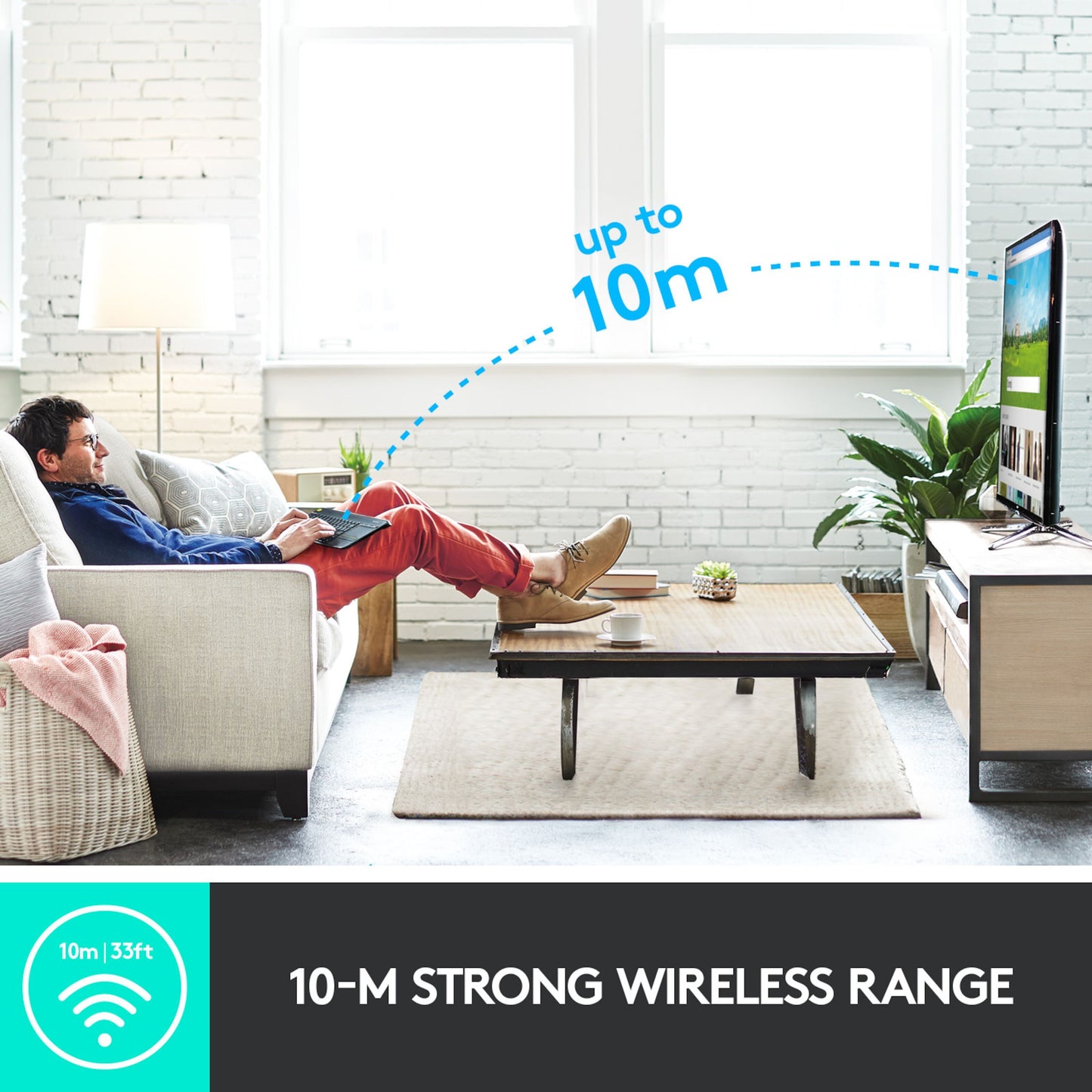Logitech K400 Plus trådløst tastatur med touchpad bruges til tv-styring fra sofa, rækkevidde op til 10 meter.
