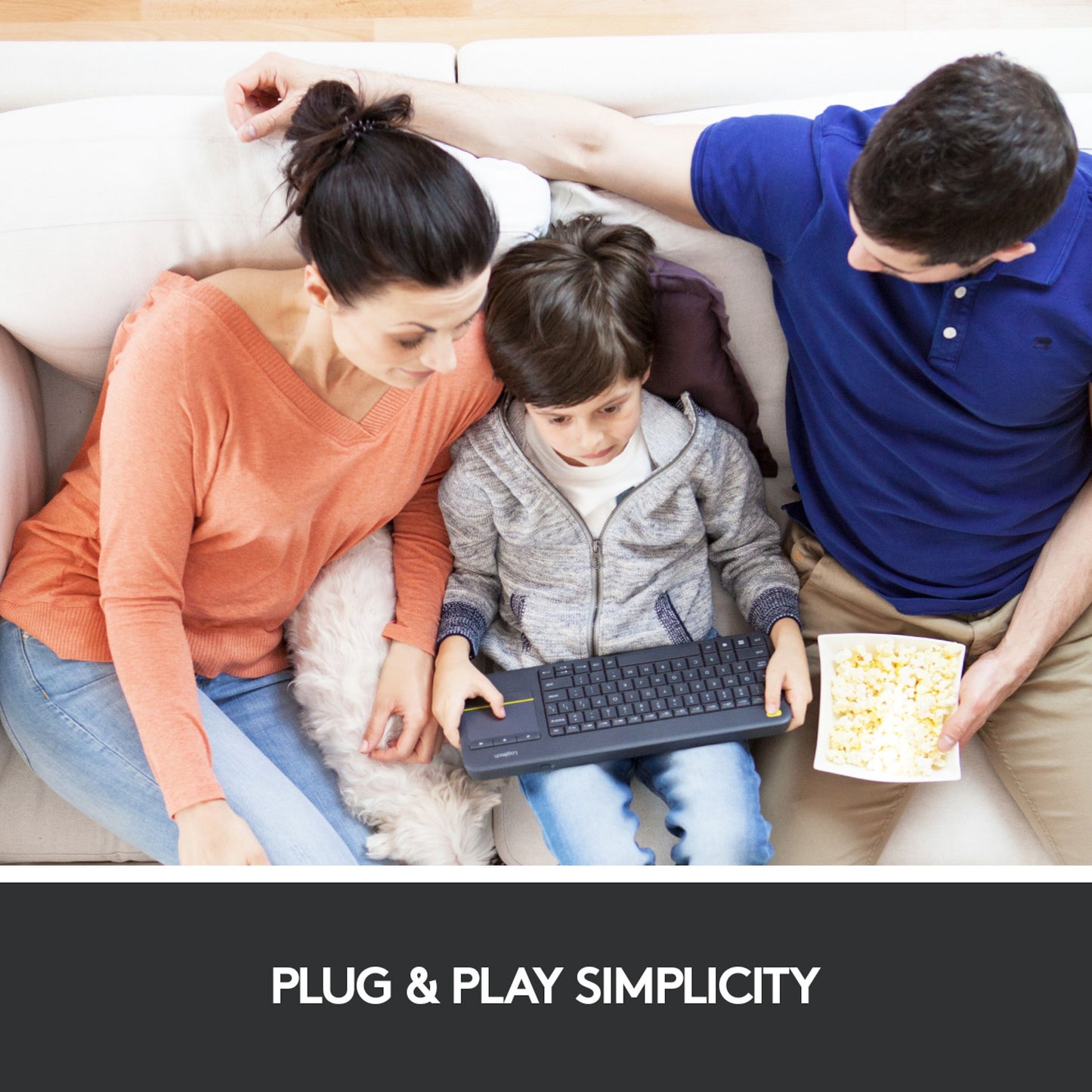 Logitech K400 Plus trådløst tastatur med touchpad bruges hjemme, tekst: PLUG  PLAY SIMPLICITY-Logitech K400 Plus.