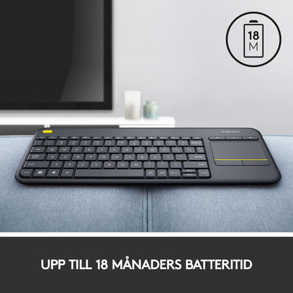 Logitech K400 Plus trådløst tastatur med touchpad sort, batteri-ikon og "UPP TILL 18 MÅNADERS BATTERITID" vises.