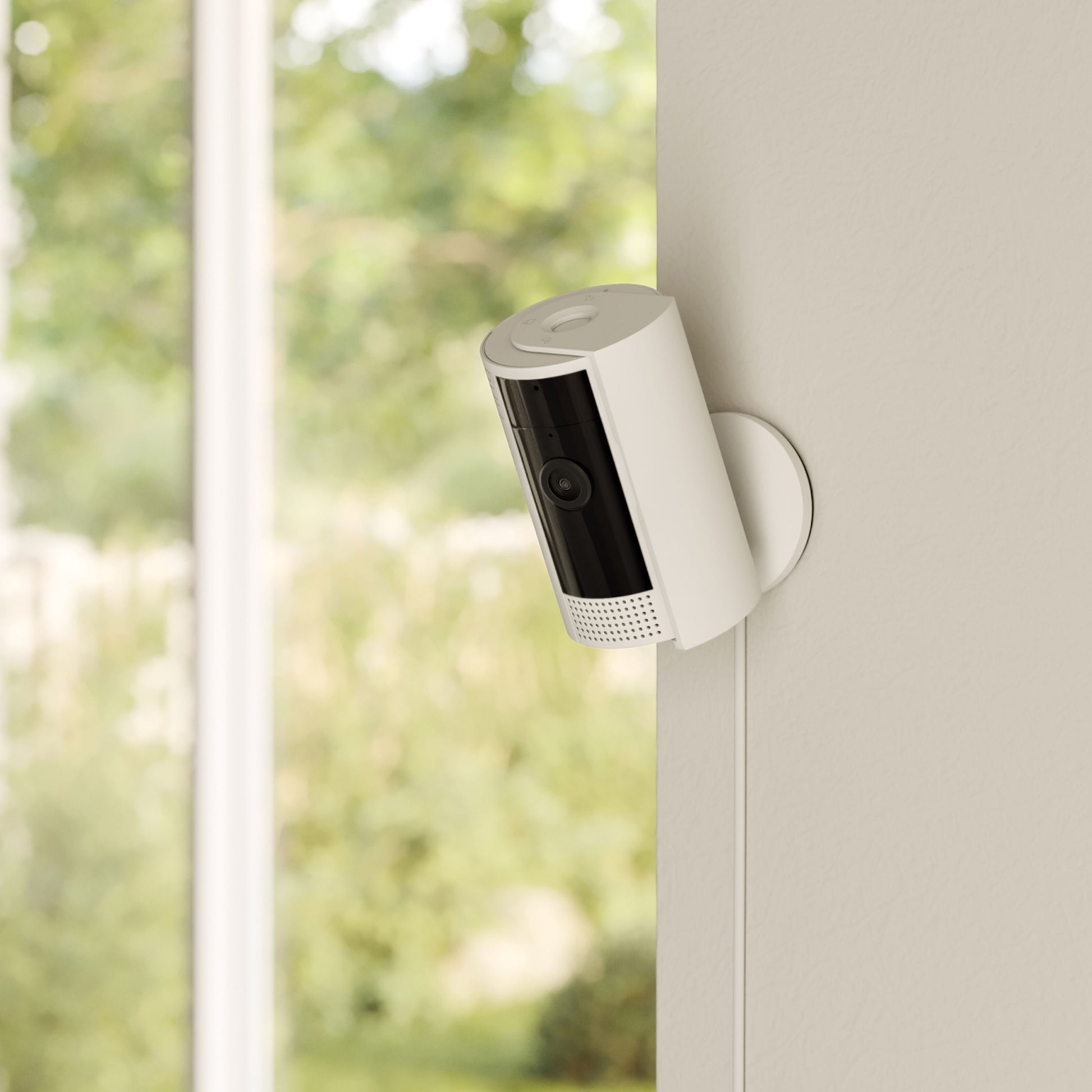 Ring Indoor Cam Gen 2 trådløst overvågningskamera hvid monteret på væg, synlig ledning, optager i 1080p Full HD.