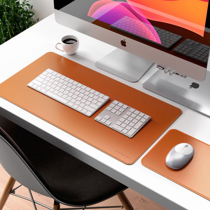 Satechi Trådløs Numpad Sølv på brun lædermåtte ved siden af iMac og trådløst tastatur.