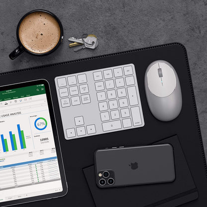 Satechi Trådløs Numpad Sølv på sort skriveunderlag med mus, iPhone, iPad m. Excel-ark, kaffekop og nøgler.