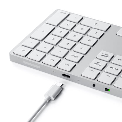 Satechi Trådløs Numpad Sølv, hvid numerisk tastatur, USB-C port, aftageligt USB-C kabel, grøn indikator, Bluetooth.