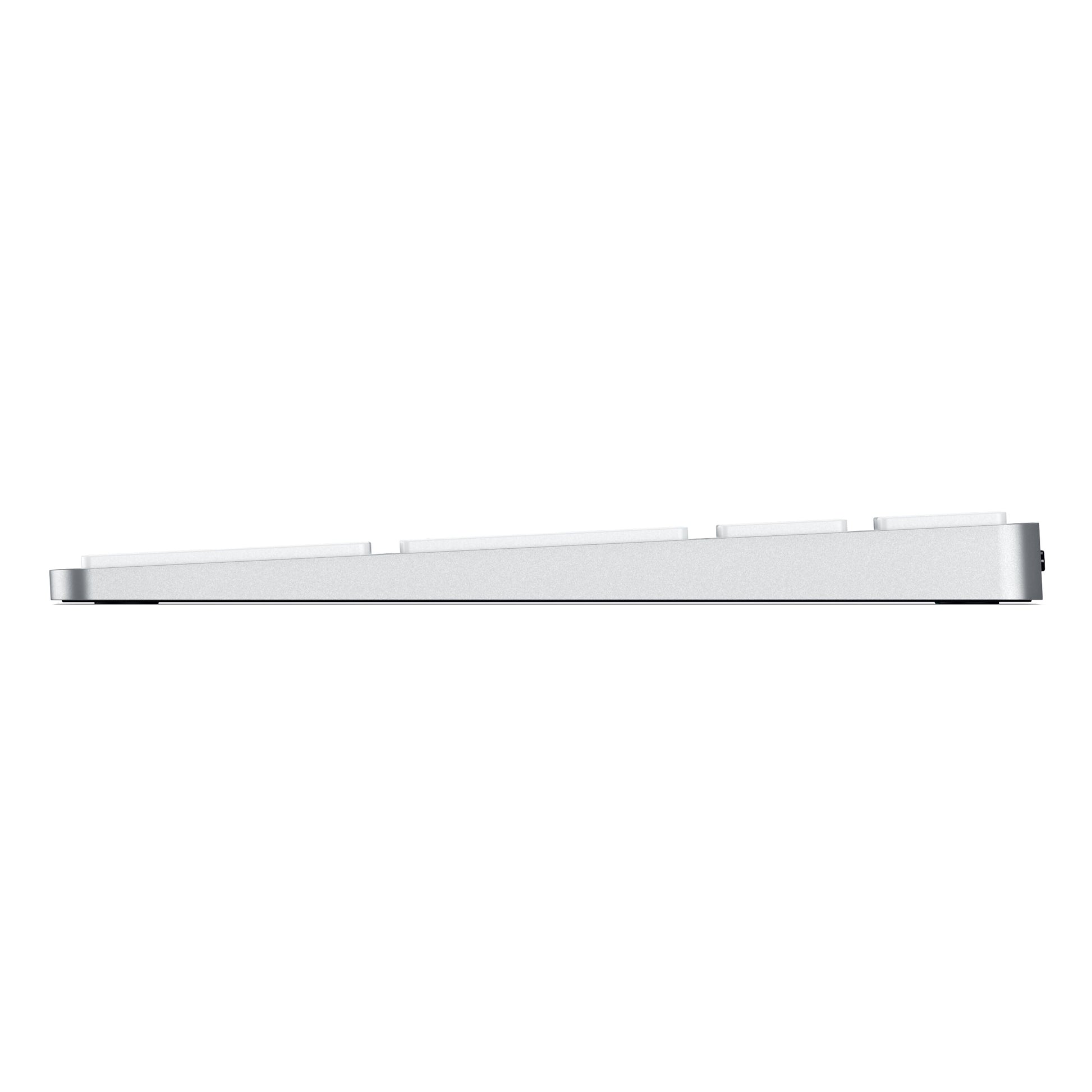Satechi Trådløs Numpad Sølv slankt trådløst numerisk tastatur med lavprofiltaster sideview.