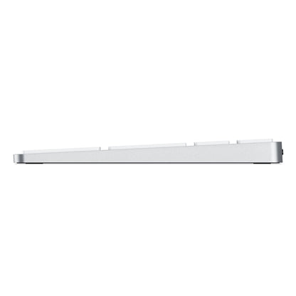 Satechi Trådløs Numpad Sølv slankt trådløst numerisk tastatur med lavprofiltaster sideview.