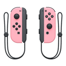 Nintendo Joy-Con par i lyserød med sorte knapper og håndledsrem, venstre med D-pad, højre med actionknapper.