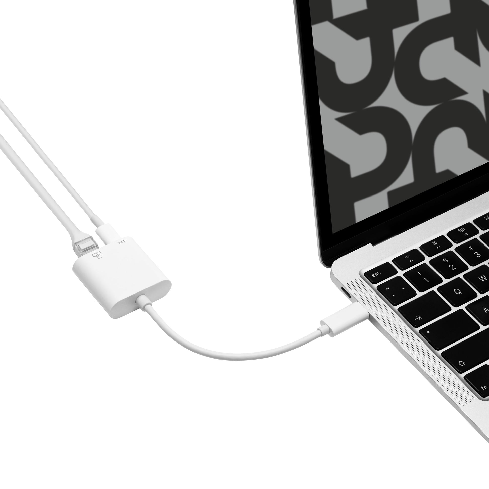 Gigabit-netværkskort med PD-opladning USB-C tilsluttet sølvfarvet laptop, til kabler forbundet, skærm med abstrakt mønster.