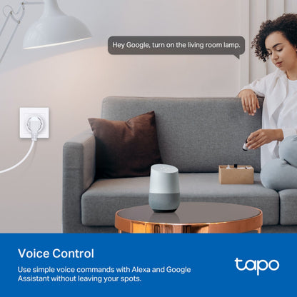TP-Link Tapo P115 Smart Wifi-fjernstrømsafbryder med energimåling 4-pak synlig på væg, tekst: Stemmestyring.