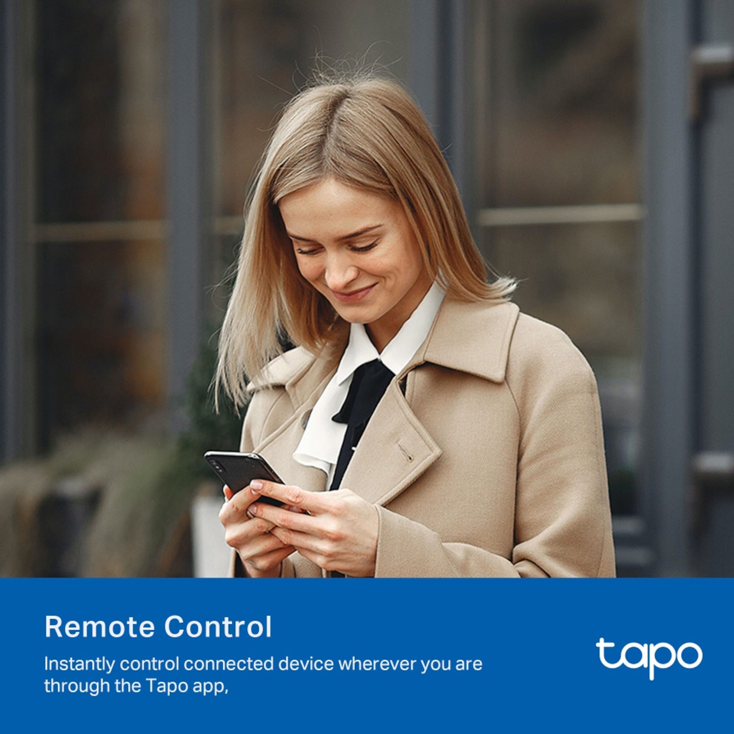 Tp-Link Tapo P115 Smart WiFi-fjernstrømsafbryder med energimåling 4-pak vises med Tapo-logo og app-kontrol i brug.