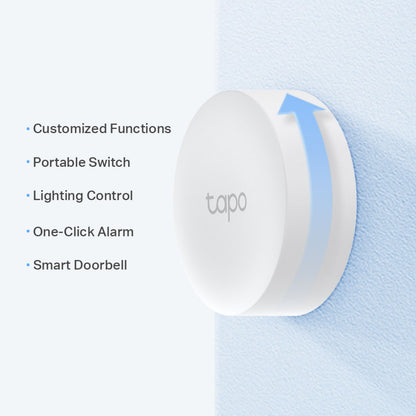 TP-Link Tapo S200B smart fjernbetjening monteret på lyseblå væg, bærbar styring af belysning, alarm og dørklokke.