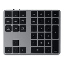 Satechi trådløst numerisk tastatur Space Grey med sorte taster, tal-, piletaster og esc, tab, home, delete og enter.