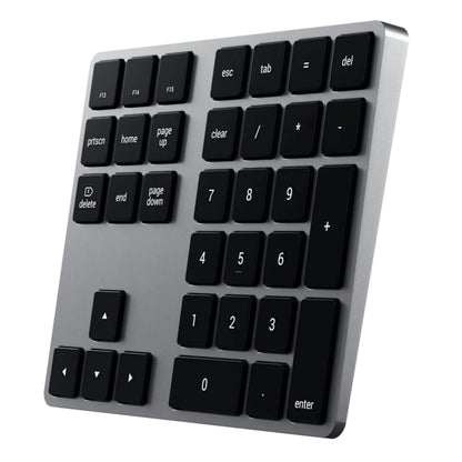 Satechi trådløst numerisk tastatur Space Grey med tal, operatorer, piletaster og funktionstaster i skråt design.