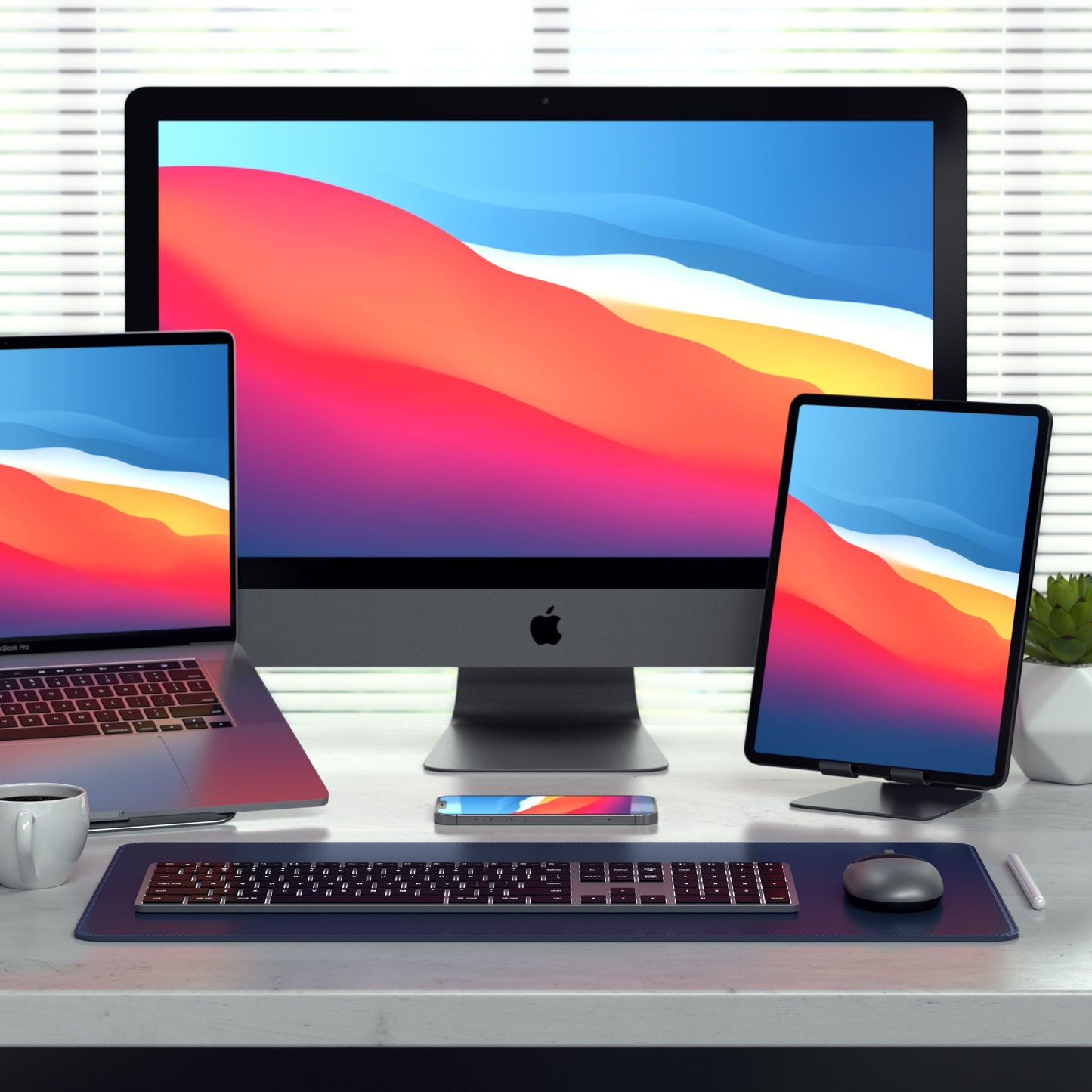 Satechi X3 Trådløst tastatur med ultratyndt design og numerisk tastatur ved siden af iMac, MacBook, iPad og iPhone.