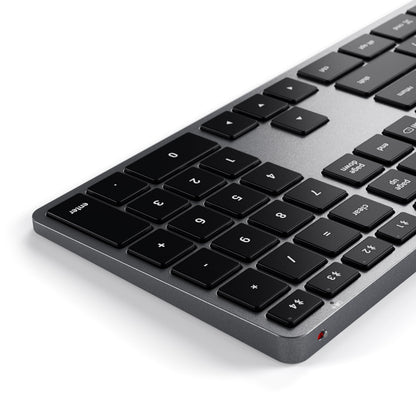Satechi X3 Trådløst tastatur, numerisk tastatur vist tæt på, sorte taster, metallic grå ultratyndt design, lav vinkel.